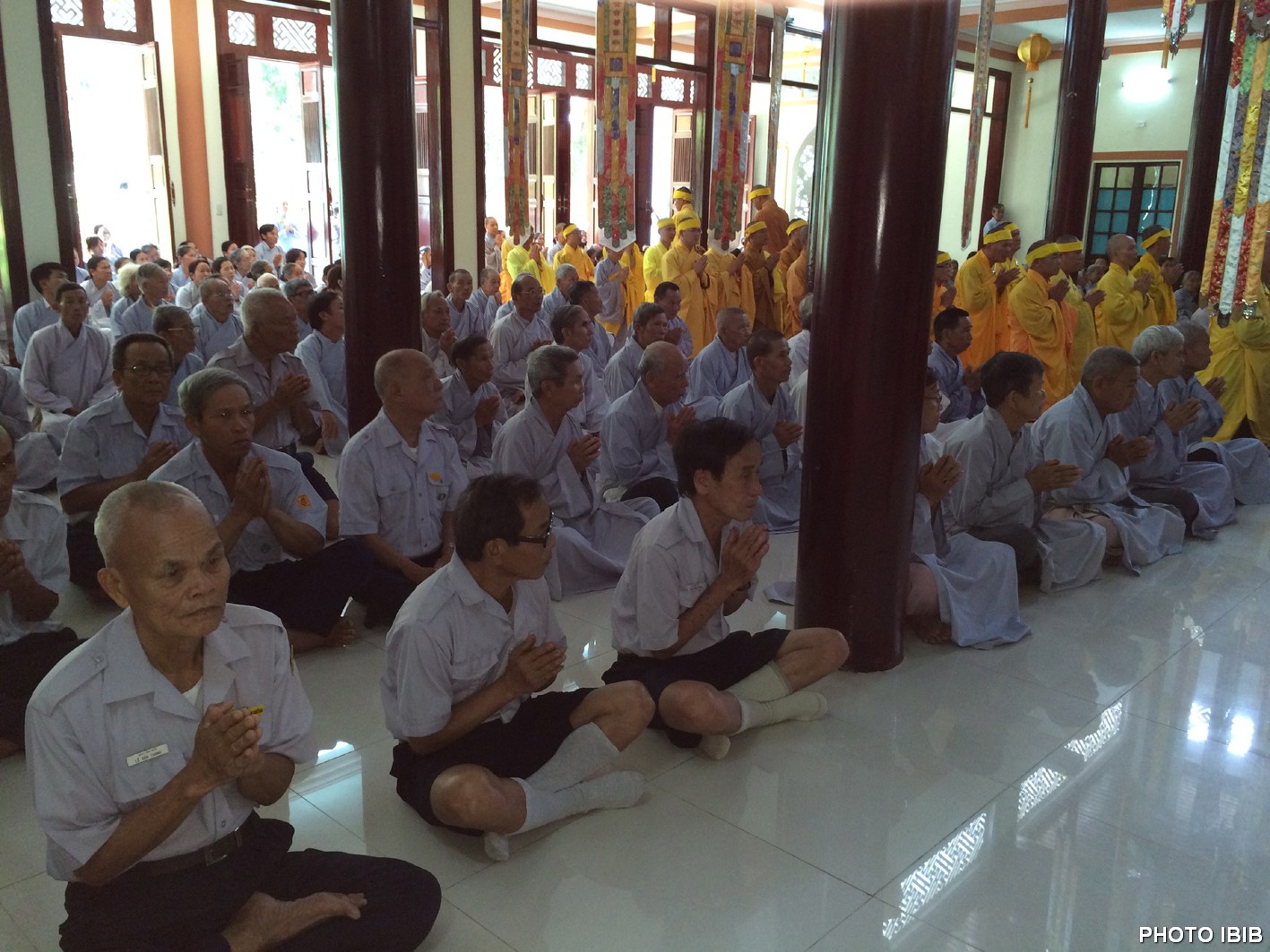 Huynh trưởng Gia Đình Phật tử tại Chánh Điện Long Quang