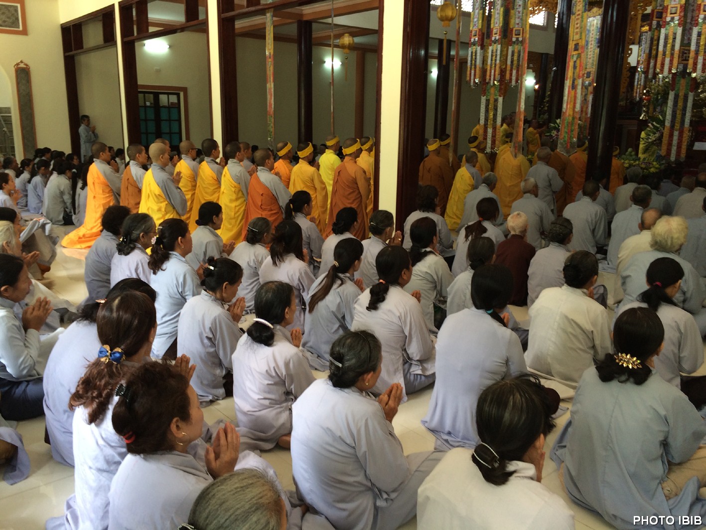 Môn đồ Pháp quyến và Phật tử tại Chánh điện Long Quang