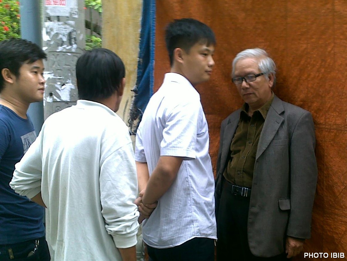 Archive photo: Plain-clothed security agent harass Le Cong Cau in Danang, 2012