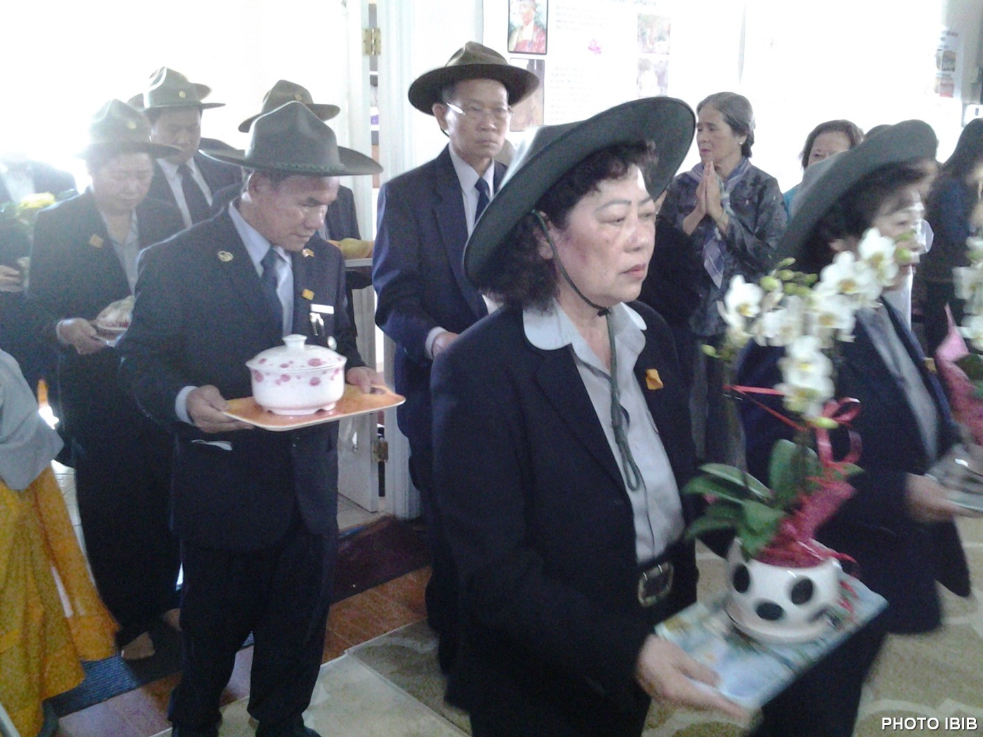 Huynh trưởng Gia Đình Phật tử Pomona mang hương hoa dâng cúng