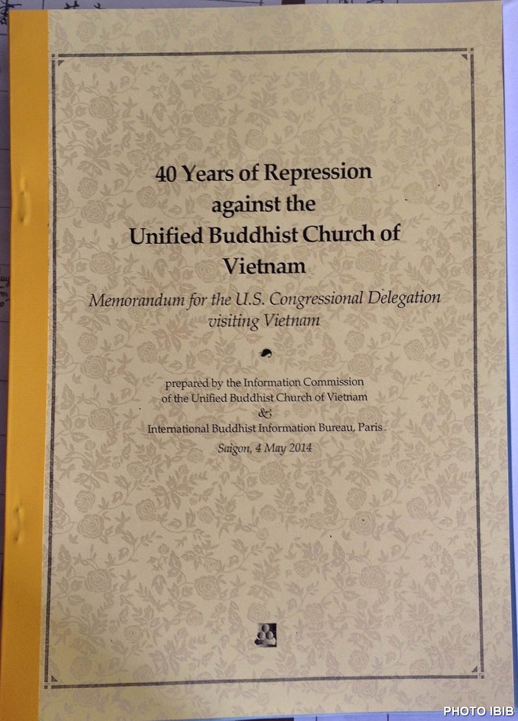Hồ sơ “40 Năm Đàn áp Giáo hội Phật giáo Việt Nam Thống nhất” Đức Tăng Thống trao cho
Phái đoàn Quốc hội Hoa Kỳ