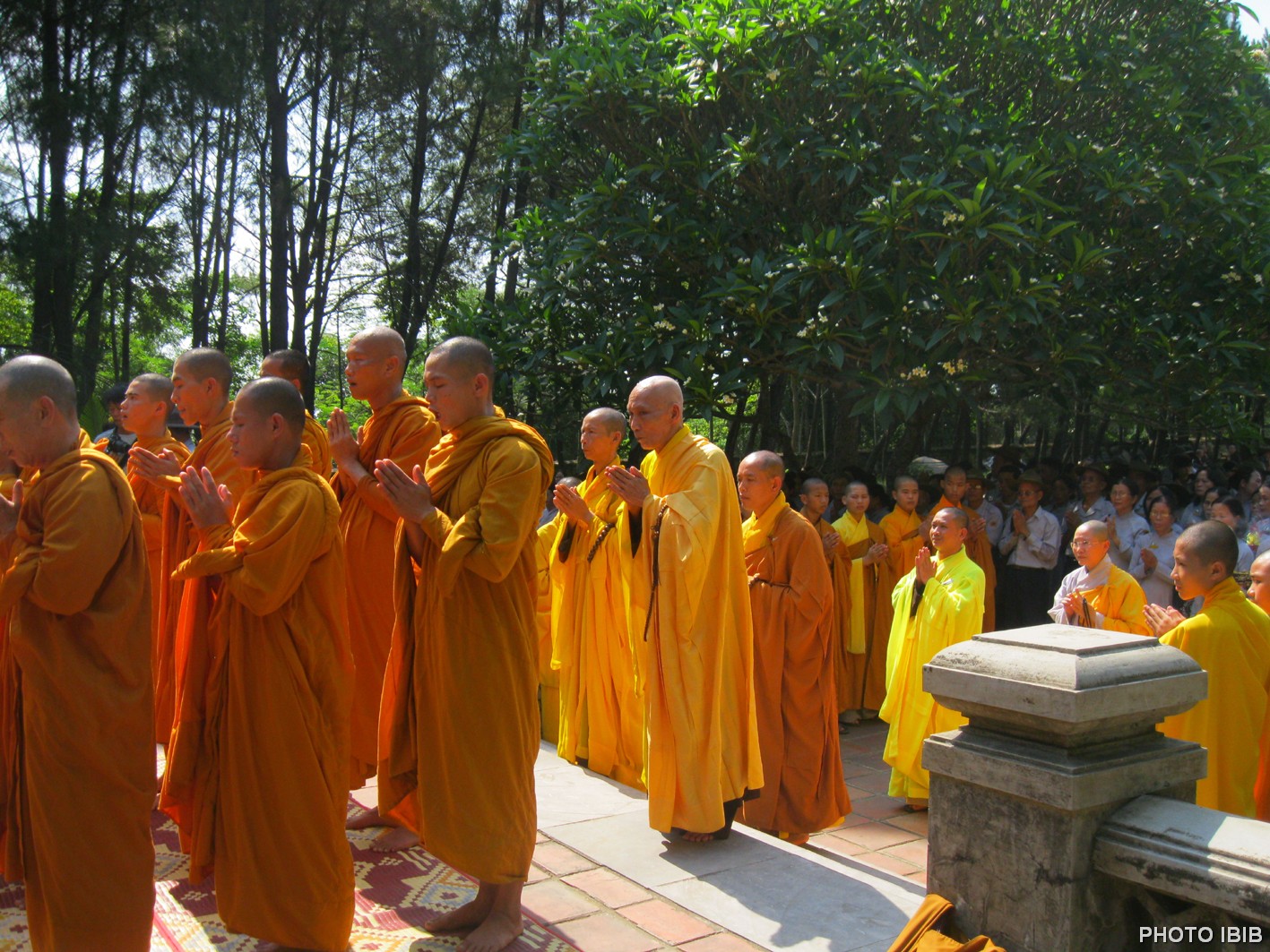 Phái đoàn Giáo hội Phật giáo Việt Nam Thống nhất, do HT Thích Thanh Quang dẫn đầu, trước Bảo tháp Đức Đệ Tam Tăng Thống Thích Đôn Hậu tại chùa Linh Mụ, Huế