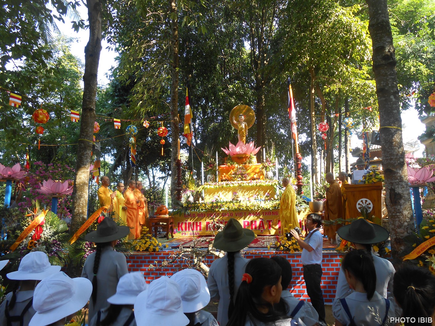 Lễ đài Phật Đản trong khuôn viên Tu viện Long Quang
