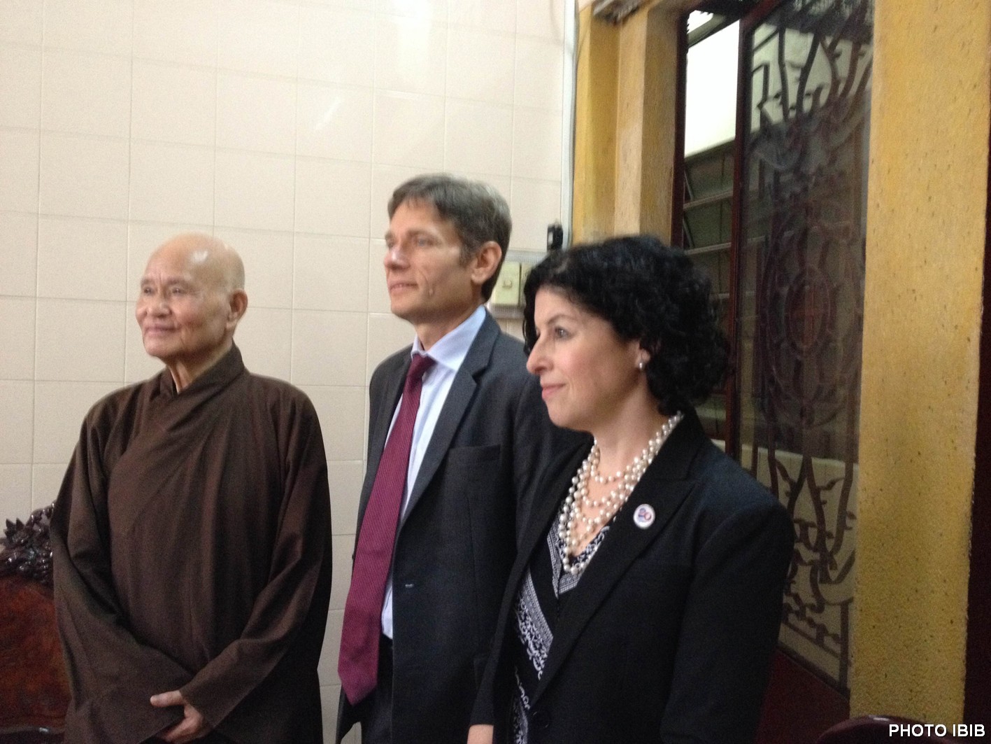 Từ trái Đức Tăng Thống Thích Quảng Độ, Thứ trưởng Ngoại giao Hoa Kỳ Tom Malinowski và Bà Tổng Lãnh sự Hoa Kỳ, Rena Bitter tại Thanh Minh Thiền Viện ngày 5 tháng 8, 2015 - Photo courtesy IBIB