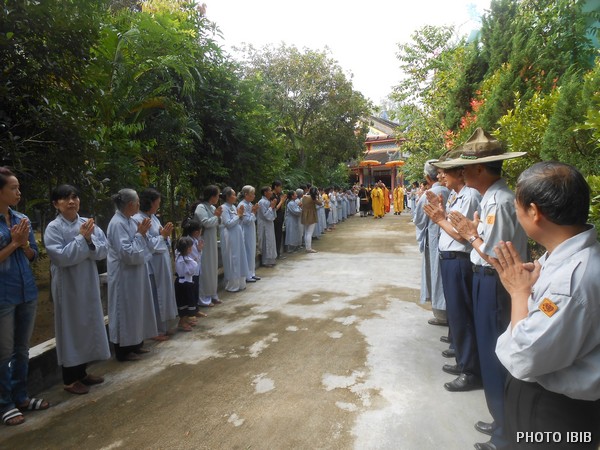 Phật tử cung nghinh chư Tăng vào Chánh điện Long Quang - Hình PTTPGQT