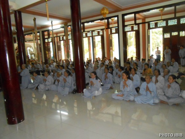 Một góc Chánh điện Long Quang : Phật tử Cầu nguyện - Hình PTTPGQT