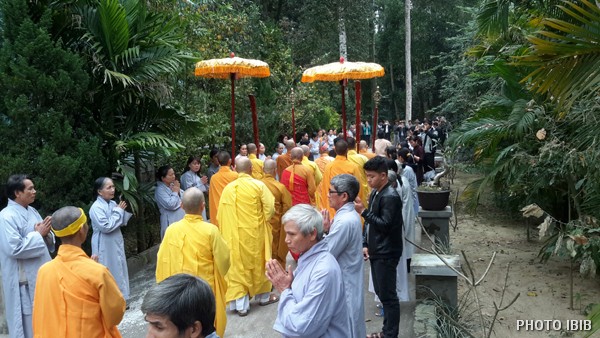 Chư Tăng tiến về Bảo đình Ngài Cố Viện trưởng Viện Hoá Đạo trong khuôn viên Tu viện Long Quang