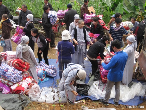 Cứu trợ đồng bào nghèo tại xã Vĩnh Phong, Bảo Lâm, Cao Bằng
