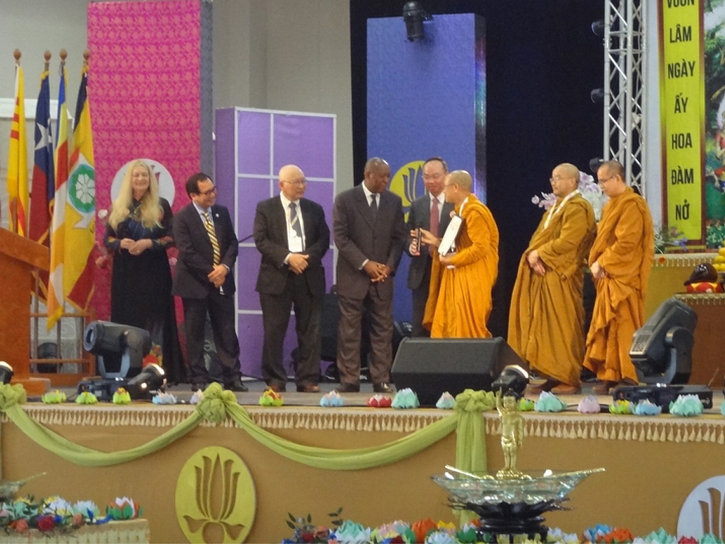 Ông Thị trưởng và Nghị viên Stephen Lê trao bằng Tưởng lệ cho Hòa thượng Viện chủ chùa Liên Hoa Thích Huyền Việt