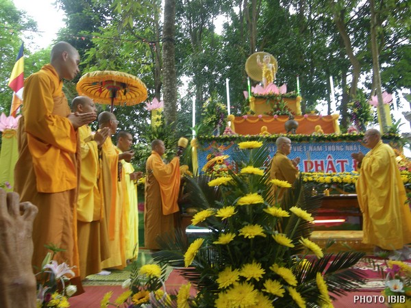 Chư Tăng tại Lễ đài trong khuôn viên Tu viện Long Quang