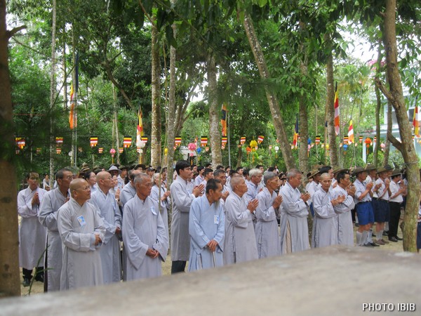 Phật tử chí thành tham gia Đại lễ Phật Đản