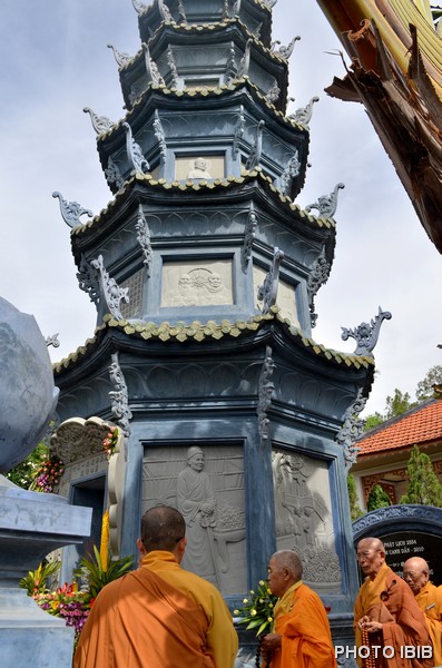 Chư Tăng và Phật tử Nhiễu tháp