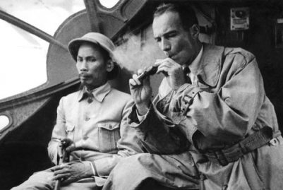 Ông Jean Sainteny và ông Hồ Chí Minh trên chiến hạm Pháp ngoài Vịnh Hạ Long năm 1945.