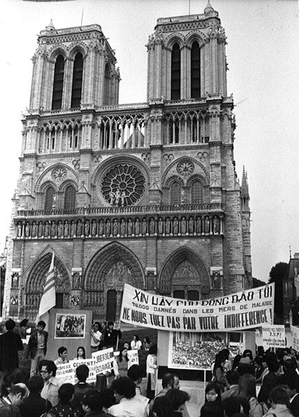 1979 : Đuợc tin chính quyền Mã Lai ra lệnh xua đuổi 76 nghìn Nguời Vuợt Biển ra khỏi lãnh thổ, Co sở Quê Mẹ liền cấp tốc tổ chức cuộc biểu tình tại Paris, truớc Nhà Thờ Notre Dame de Paris, kêu gọi thế giới “Hãy Cứu Đồng bào tôi– Xin đừng giết nguời vì sự dửng dung !”. Đồng bào nguời Việt tại Paris đáp ứng tham gia biểu tình