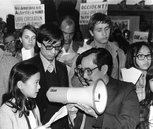 1979, một thiếu nữ Việt đọc lời kêu gọi “Hãy Cứu Đồng bào tôi– Xin đừng giết nguời vì sự dửng dung !” truớc ống kính của các co quan truyền thông, truyền hình, báo chí quốc tế