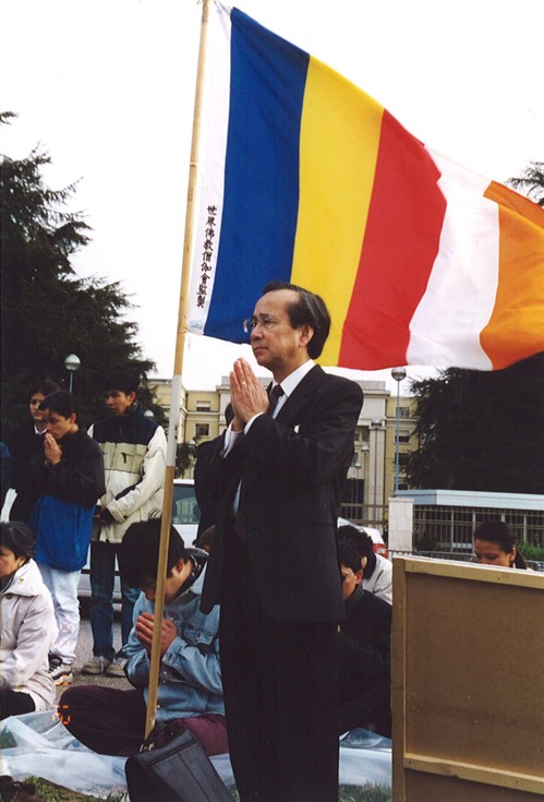 Tác giả tham gia biểu tình tại thủ đô Vienne, Áo, cho tự do tôn giáo và dân chủ Việt Nam, truớc thềm Hội Nghị Nhân quyền Thế giới do LHQ tổ chức năm 1993.